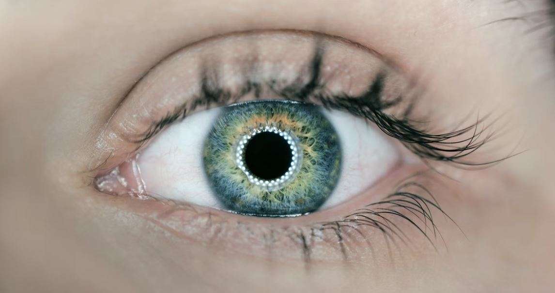 olho azul com luz visivel na iris