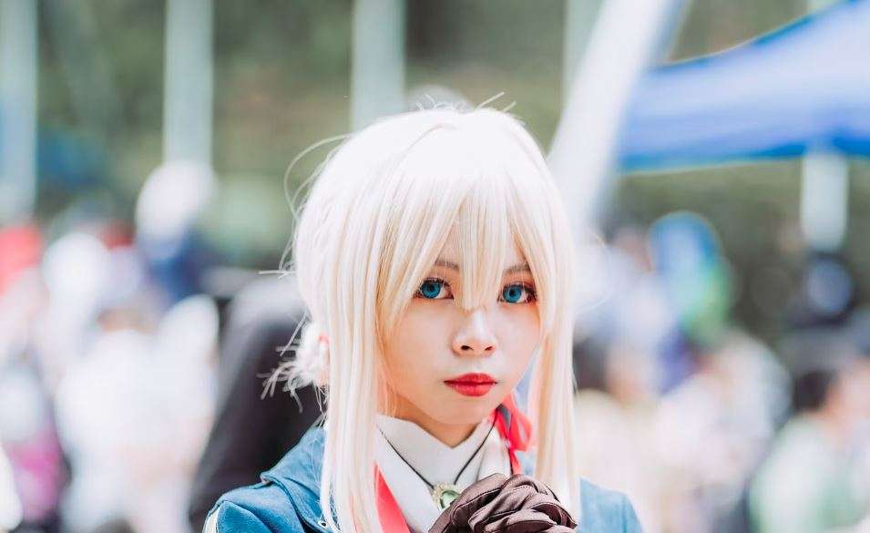 mulher em cosplay com lentes de contacto azuis